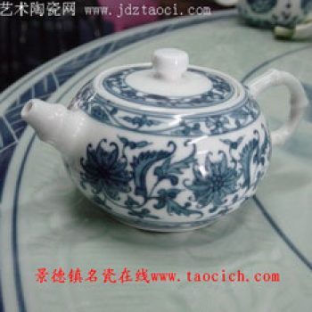 青花开花卉壶