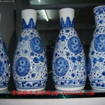 青花花卉酒壶