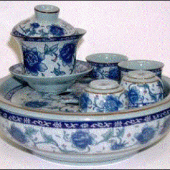 蓝底花纹图案茶具