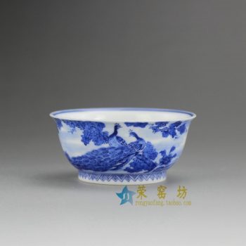RZBE02-B 8164手绘青花孔雀牡丹图茶杯 品茗杯 功夫茶具 尺寸： 口径 7.6厘米 高 3.5厘米