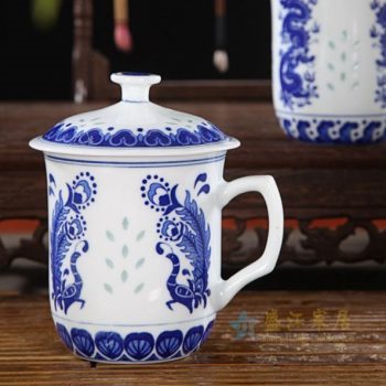 CBAF05 05青花玲珑孔雀开屏屏画带盖茶杯 品茗杯 老板杯 办公杯 尺寸：口径 10厘米 高 15厘米 容量 500毫升