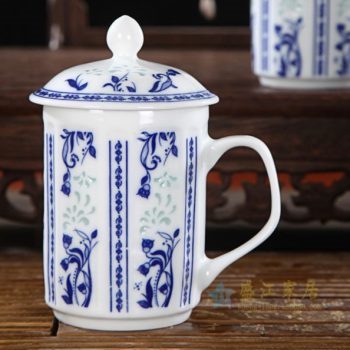 CBAF07 01青花玲珑花卉纹屏画带盖茶杯 老板杯 办公杯 尺寸：口径 7.5厘米 高 14厘米 容量 320毫升