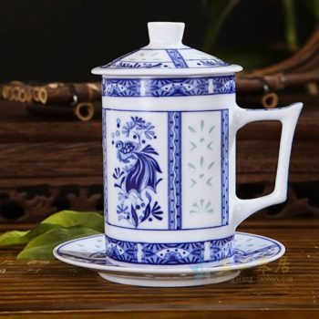 CBAF02 07富玉青花玲珑金鱼水草屏画茶杯 带盖带托茶杯 老板杯 尺寸：口径 7.3厘米 高 14厘米 容量 380毫