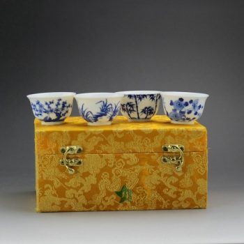 14U127 8095手绘青花梅兰竹菊套装茶杯 品茗杯 功夫茶具 尺寸：杯口径 6厘米 高 3.8厘米 容量 50毫升 外包装 长 20厘米 宽 16厘米 高9.8厘米