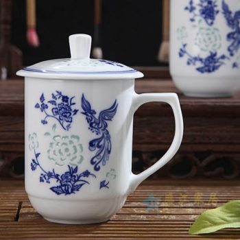 CBAF04 03富玉青花玲珑凤穿牡丹图茶杯 品茗杯 办公杯 老板杯 尺寸：口径 7.7厘米 高 14厘米 容量 400毫升