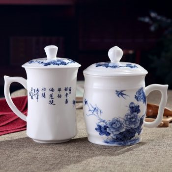 CBDI41-B-01手工高档骨瓷青花富贵花开图文夫妻对杯 品茗杯 和谐杯尺寸：左 口径 8.5cm 高 15.5cm 容量 约500ml 右 口径 9.5cm 高 15cm 容量约 550ml