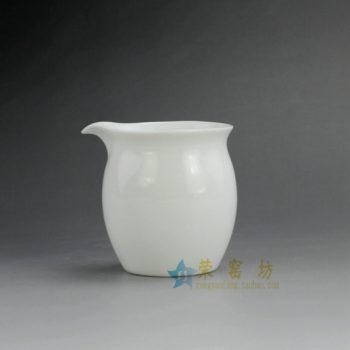 RZDT08 0066景德镇陶瓷 高温颜色釉白色公道杯 公杯 功夫茶具 规格尺寸：口径 6.8厘米 肚径 7.2 厘米 高 7.6 厘米 容量 180毫升