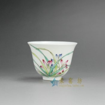 RYNY08-E 9762景德镇陶瓷杯 手绘粉彩兰花图茶杯 品茗杯 功夫茶具 产品规格尺寸： 口径 6.3 厘米 肚径 6.3 毫米 高 5.8 厘米 容量 65 毫升