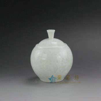 14AA37 0714景德镇陶瓷 全手工影青釉雕刻缠枝 串之莲 茶叶罐 盖罐 储物罐 尺寸：口径 7厘米 肚径 9.8厘米 高 11.9厘米