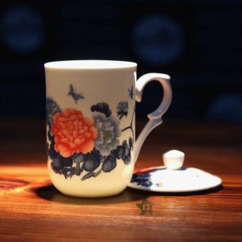 CBDI48-A手绘粉彩花卉蝴蝶骨瓷茶杯 带盖茶杯 老板杯办公杯 尺寸 ：口径 7.7厘米 盖径 8.6厘米 高 13.8厘米 容量 350毫升