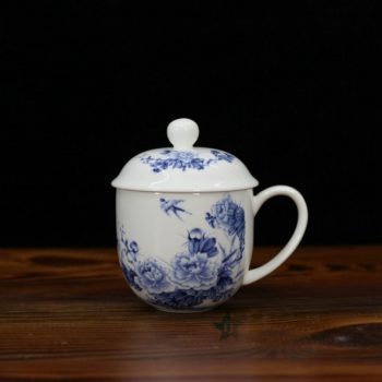 CBDI47-B手绘青花骨瓷茶杯 老板杯 办公杯 尺寸：口径 9.2厘米 盖径 10厘米 高 12.8厘米 容量 350厘米