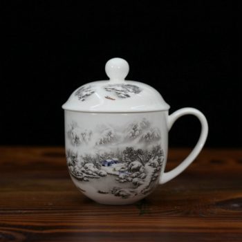 CBDI47-D手绘粉彩雪景图骨瓷茶杯 带盖泡茶杯 办公杯 老板杯 尺寸：口径 9.2厘米 盖径 10厘米 高 12.8厘米 容量 350毫升
