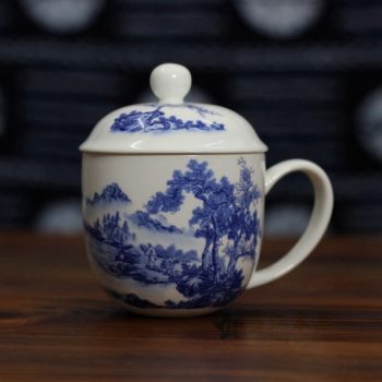 CBDI47-A 1手绘青花骨瓷茶杯 带盖泡茶杯 老板杯办公杯 尺寸：口径 9.2厘米 盖径 10厘米 高 12.8厘米 容量 350毫升