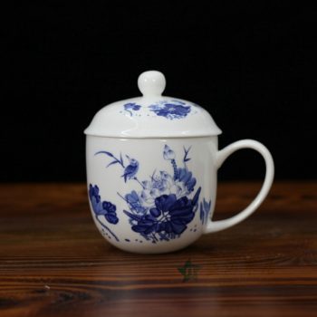 CBDI47-E手绘青花荷塘鸟趣图骨瓷茶杯 带盖泡茶杯 老板杯 办公杯 尺寸：口径 9.2厘米 盖径 10厘米 高 12.8厘米 容量 350毫升