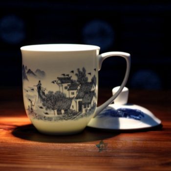 CBDI40-O 手绘青花美丽乡村图纹茶杯 带盖老板杯 办公杯 尺寸：口径 11.2厘米 盖径 12.3厘米 高 17.5厘米 容量 750毫升