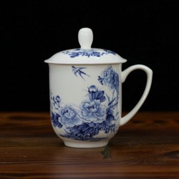 CBDI33-B手绘青花骨瓷茶杯 带盖泡茶杯 老板杯 办公杯 尺寸：口径 8.6厘米 盖径 9.6厘米 高 13.6厘米 容量 380毫升