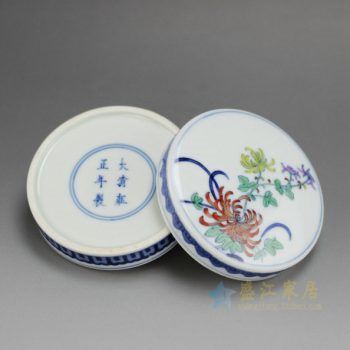 14AS141-D 2384仿古手绘青花斗彩菊花图纹印泥盒 尺寸：口径 8.6厘米 肚径 9.5厘米 高 3.8厘米