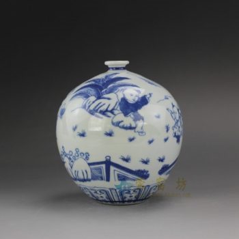 RYUJ17 手绘青花童趣婴戏图球瓶 花瓶 花插 尺寸：口径 2.5厘米 肚径 13厘米 高 14.3厘米
