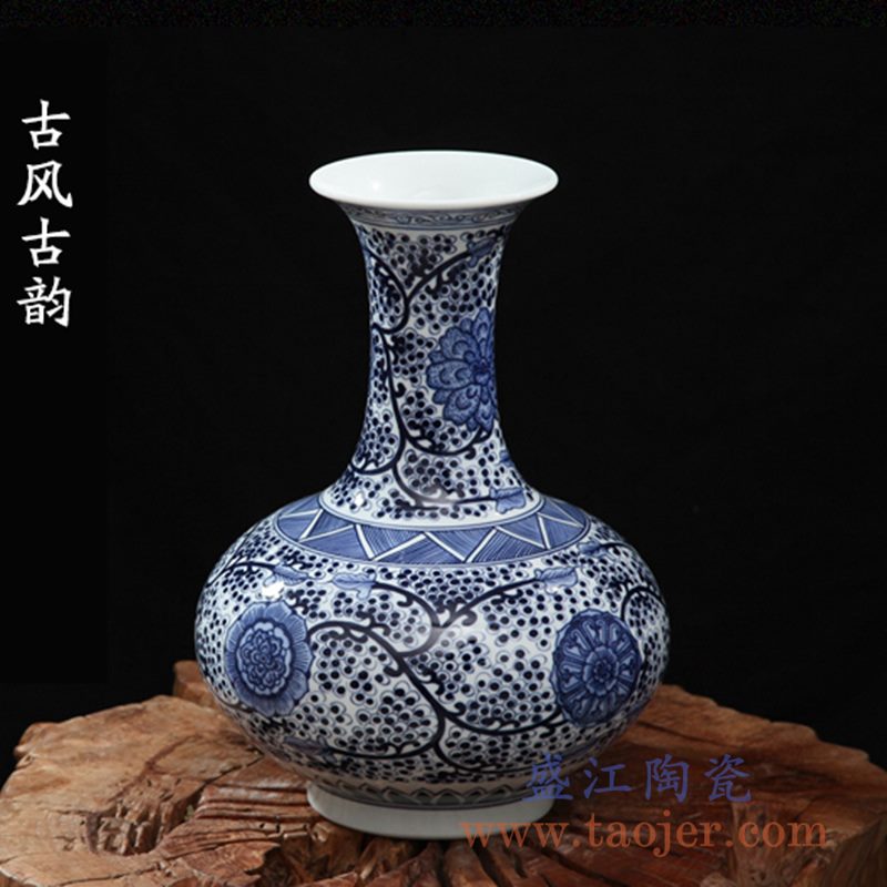 全手绘全手工胎青花缠枝赏瓶
