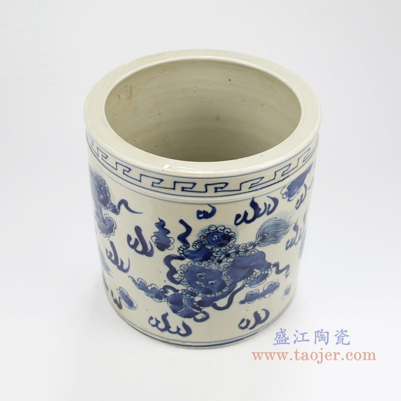 RZKT33-A 手绘青花舞狮图笔筒 细节图