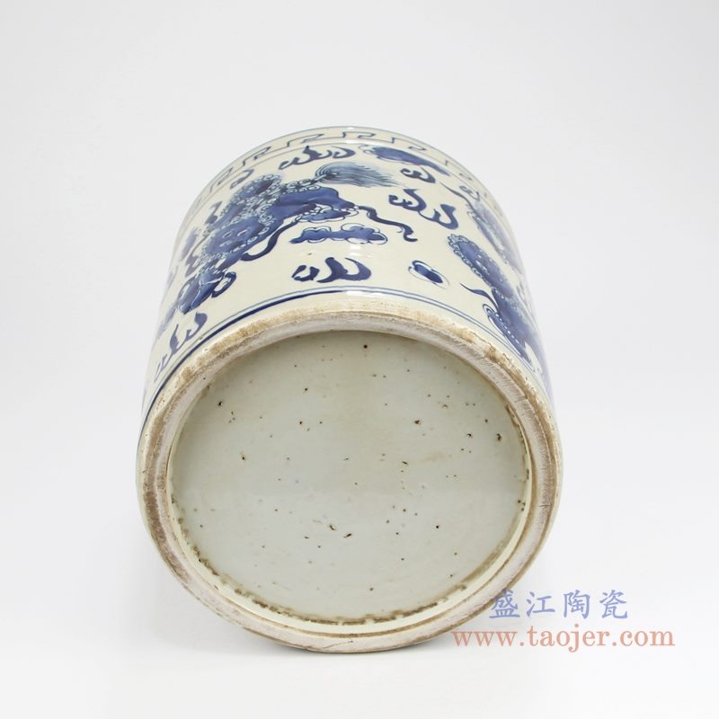 RZKT33-A 手绘青花舞狮图笔筒 底部图
