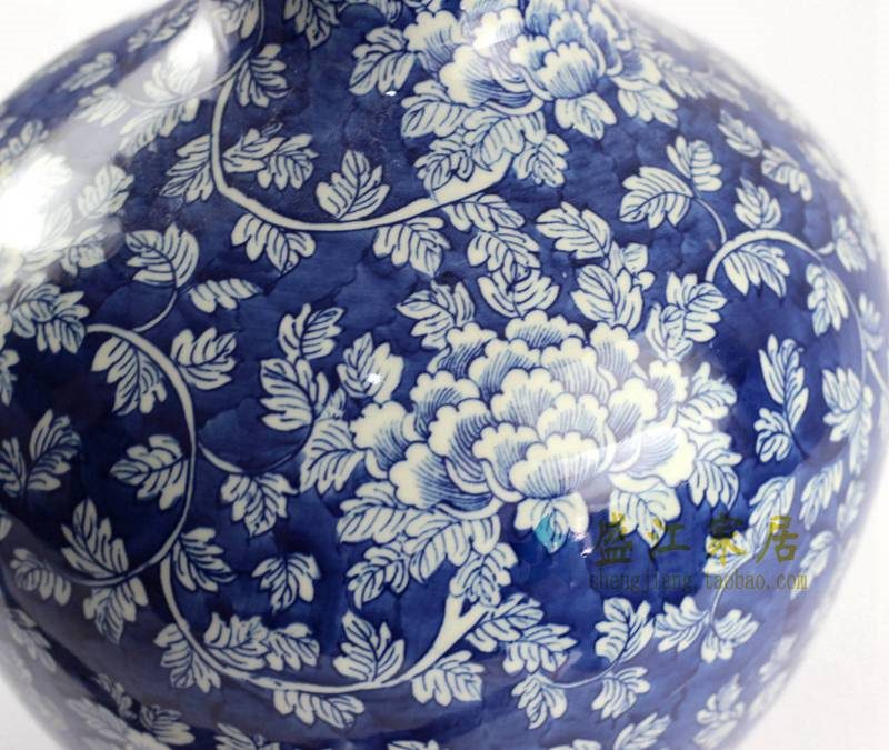 上图：青花冰梅缠枝牡丹花卉天球瓶局部细节图 购买请点击图片