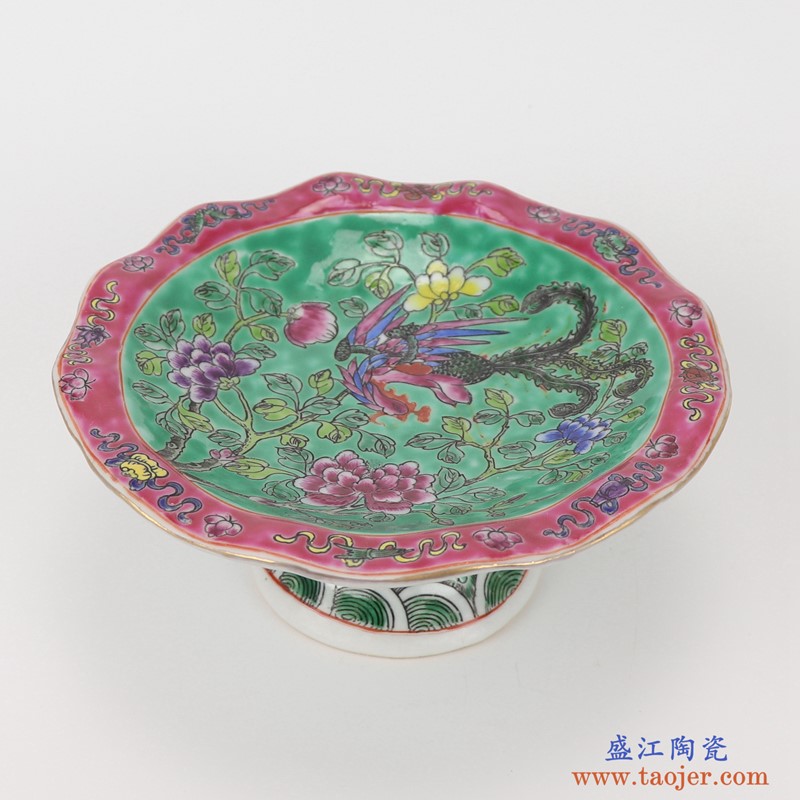 上图：粉彩绿色底凤凰牡丹纹高脚镀金花边果盘