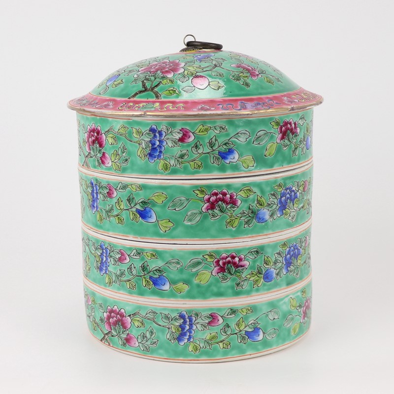 上图：粉彩绿色底牡丹纹带铜环盖四层食盒