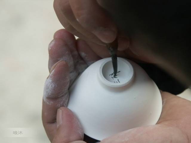 景德镇四大名瓷【青花瓷】的制作过程（全程图文）(全手绘茶具范例)