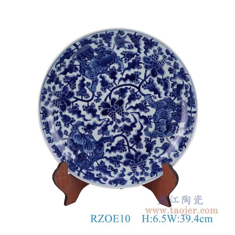 青花缠枝串花狮子纹圆盘赏盘;产品编号：RZOE10       产品尺寸(单位cm):  高：6.5直径：39.4口径：底径：23.3重量：2.65KG
