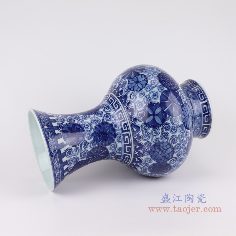 青花缠枝莲花菇瓶;产品编号：RZOE07       产品尺寸(单位cm):  高：36.5直径：24.3口径：底径：13.5重量：3.65KG