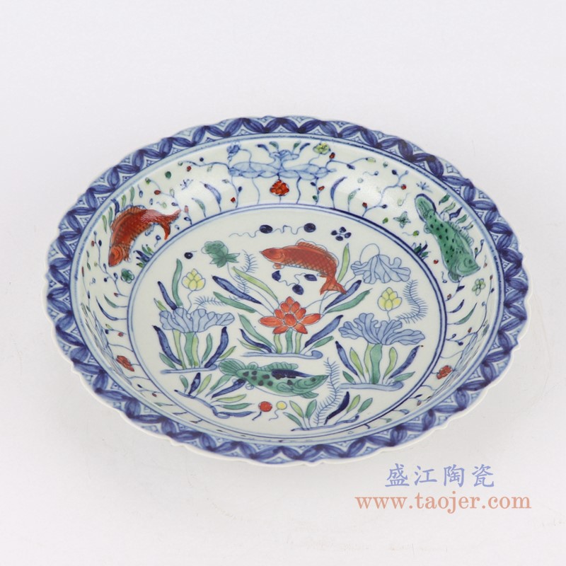 仿古斗彩五彩荷花鲤鱼纹8.5寸花边圆盘赏盘;产品编号:RZSZ12-G 产品尺寸(单位cm): 高:4.8直径:21.6口径:底径:13.2重量:0.5KG