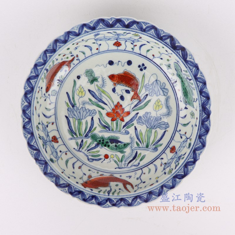 仿古斗彩五彩荷花鲤鱼纹8.5寸花边圆盘赏盘;产品编号:RZSZ12-G 产品尺寸(单位cm): 高:4.8直径:21.6口径:底径:13.2重量:0.5KG