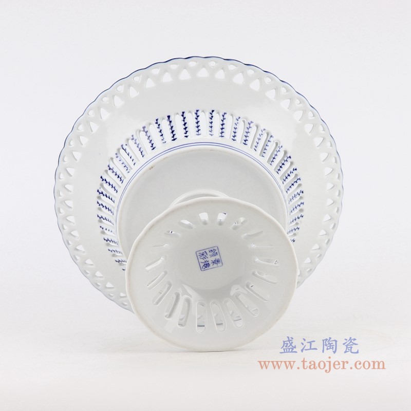 青花镂空高脚果盘小号;产品编号：RYFC26-S 产品尺寸(单位cm): 高：15.5直径：26口径：底径：12.5重量：0.95KG
