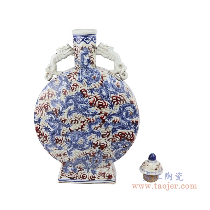 青花釉里红，俗称“青花加紫”，是在青花间用釉里红加绘纹饰的一种瓷器装饰手法。青花，是指用青花料描绘图案花纹，然后施透明釉，在以1300C左右的高温一次烧成的釉下彩。釉里红，是指用铜的氧化物（铜花）为着色剂配制的彩料，在坯体上（或先施以青白釉的坯胎土）描绘纹样，再盖一层青白釉，然后装匣入窑，经1250C～1280C的强还原焰气氛，使高价铜还原成低价铜，呈现娇妍而沉着的红色花纹。    釉里红是我国的传统釉下彩装饰之一，它是用铜作着色剂的色料在坯体上描绘各种纹样，然后施透明釉经过高温还原气氛烧成，在釉里透出红色的纹样，故称“釉里红”。 因烧成合格品很困难，故其产品极为名贵。釉里红有单独装饰的，但大多数与青花相结合在一起进行装饰而称为“青花釉里红”。其特点既有青花的“幽靓雅到致，沉静安定”的特色，又增添了釉里红的浑厚壮丽，丰富了色彩效果，形成了高雅而又朴实的艺术风格。因此，青花釉里红瓷成为我国珍贵的品种之一。