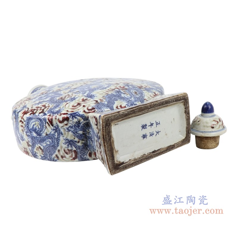 青花釉里红，俗称“青花加紫”，是在青花间用釉里红加绘纹饰的一种瓷器装饰手法。青花，是指用青花料描绘图案花纹，然后施透明釉，在以1300C左右的高温一次烧成的釉下彩。釉里红，是指用铜的氧化物（铜花）为着色剂配制的彩料，在坯体上（或先施以青白釉的坯胎土）描绘纹样，再盖一层青白釉，然后装匣入窑，经1250C～1280C的强还原焰气氛，使高价铜还原成低价铜，呈现娇妍而沉着的红色花纹。    釉里红是我国的传统釉下彩装饰之一，它是用铜作着色剂的色料在坯体上描绘各种纹样，然后施透明釉经过高温还原气氛烧成，在釉里透出红色的纹样，故称“釉里红”。 因烧成合格品很困难，故其产品极为名贵。釉里红有单独装饰的，但大多数与青花相结合在一起进行装饰而称为“青花釉里红”。其特点既有青花的“幽靓雅到致，沉静安定”的特色，又增添了釉里红的浑厚壮丽，丰富了色彩效果，形成了高雅而又朴实的艺术风格。因此，青花釉里红瓷成为我国珍贵的品种之一。