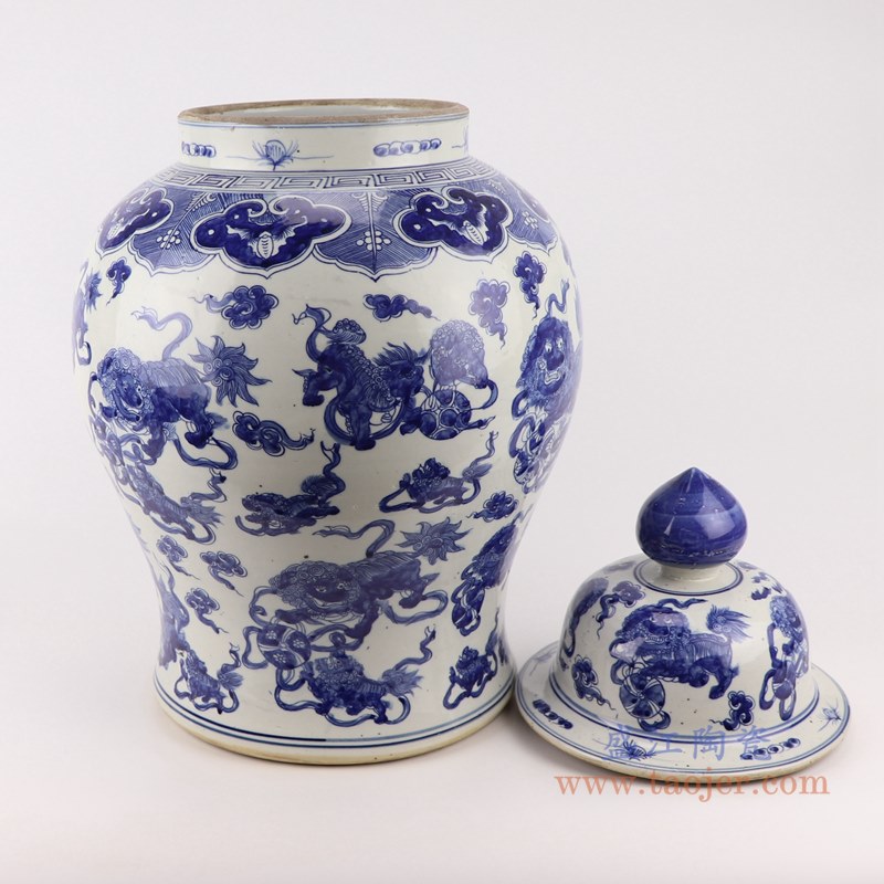 青花狮子绣球纹将军罐;产品编号:RZKM01-E 产品尺寸(单位cm): 高:56直径:33口径:底径:25重量:10.5KG