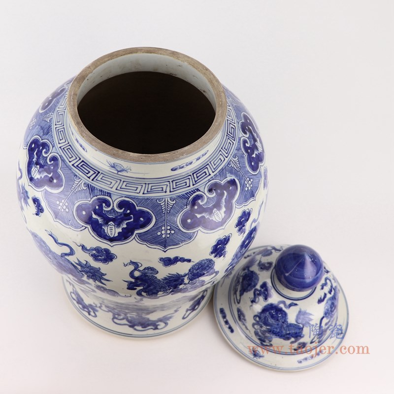 青花狮子绣球纹将军罐;产品编号:RZKM01-E 产品尺寸(单位cm): 高:56直径:33口径:底径:25重量:10.5KG