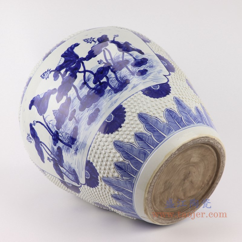 青花开窗荷花纹雕刻白圆点罐子花瓶;产品编号：RZKM06-A       产品尺寸(单位cm):  高：43.8直径：36口径：底径：20.2重量：11.7KG