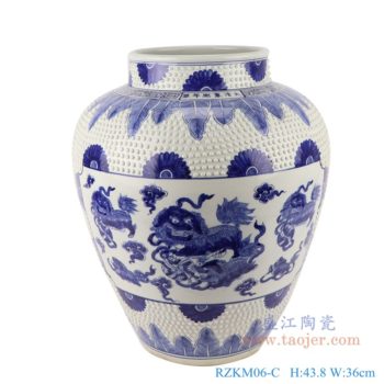 RZKM06-C    青花开窗狮子绣球纹雕刻白圆点罐子花瓶     高：43.8直径：36口径：底径：20.2重量：11.7KG