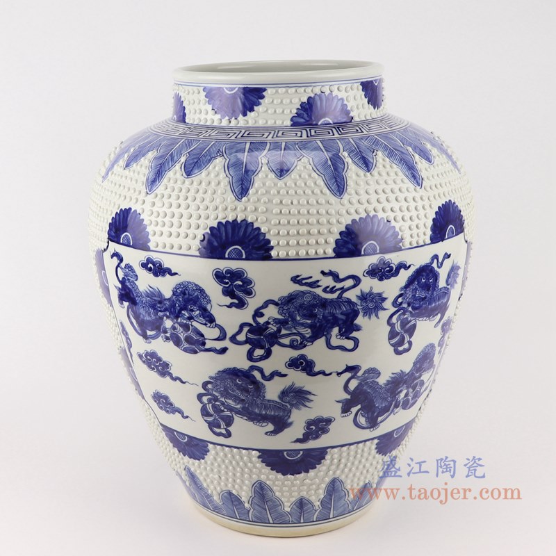 青花开窗狮子绣球纹雕刻白圆点罐子花瓶;产品编号：RZKM06-C       产品尺寸(单位cm):  高：43.8直径：36口径：底径：20.2重量：11.7KG