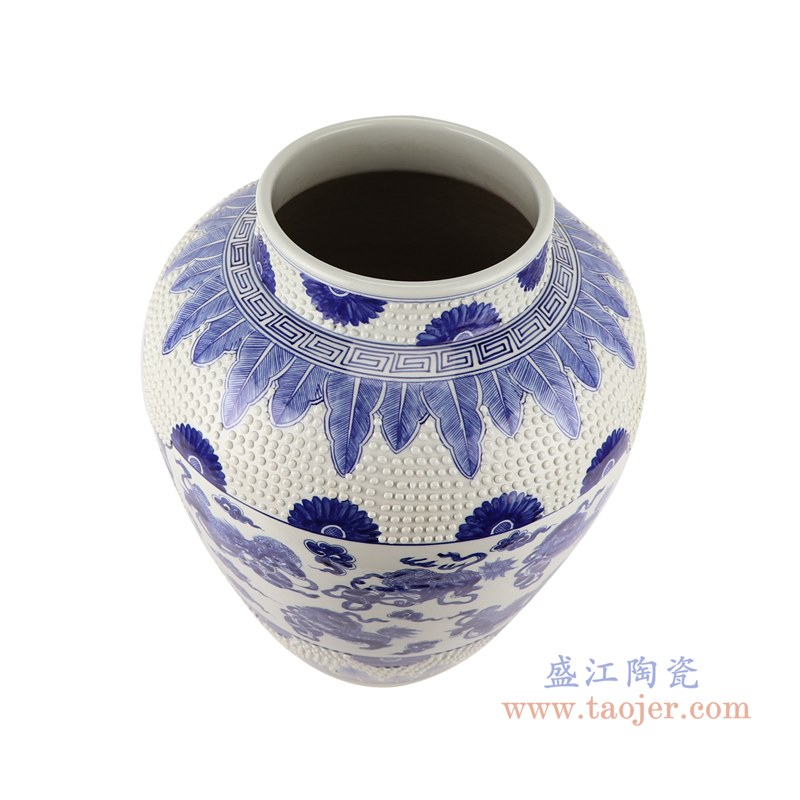 青花开窗狮子绣球纹雕刻白圆点罐子花瓶;产品编号：RZKM06-C       产品尺寸(单位cm):  高：43.8直径：36口径：底径：20.2重量：11.7KG