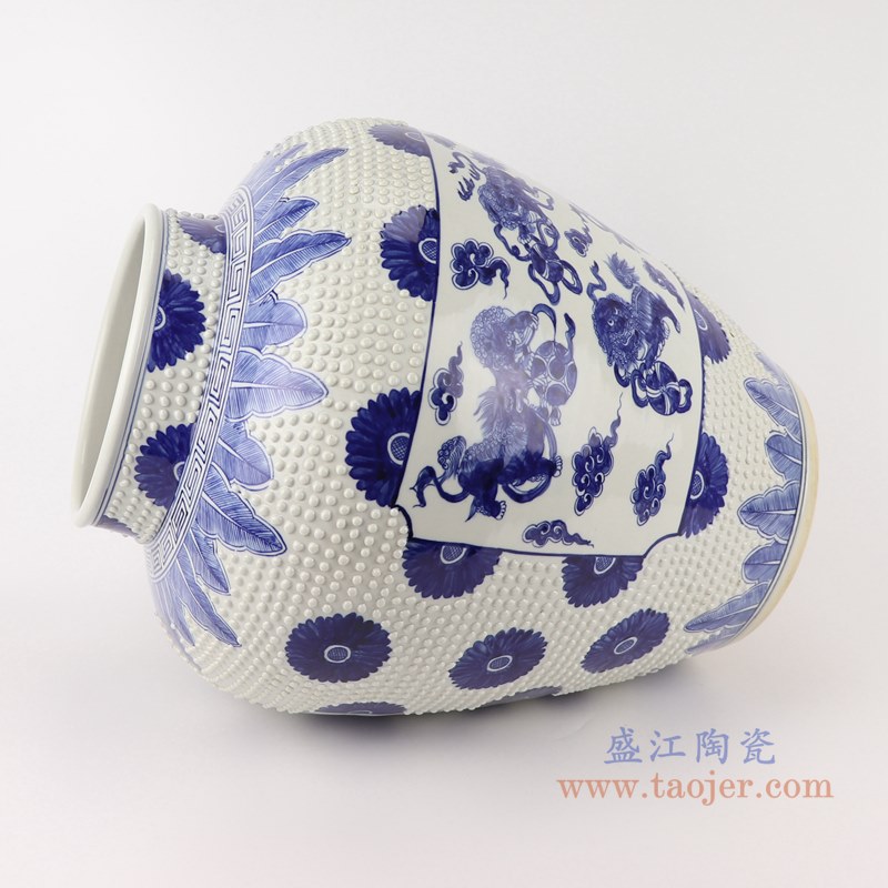 青花开窗狮子绣球纹雕刻白圆点罐子花瓶;产品编号：RZKM06-C       产品尺寸(单位cm):  高：43.8直径：36口径：底径：20.2重量：11.7KG