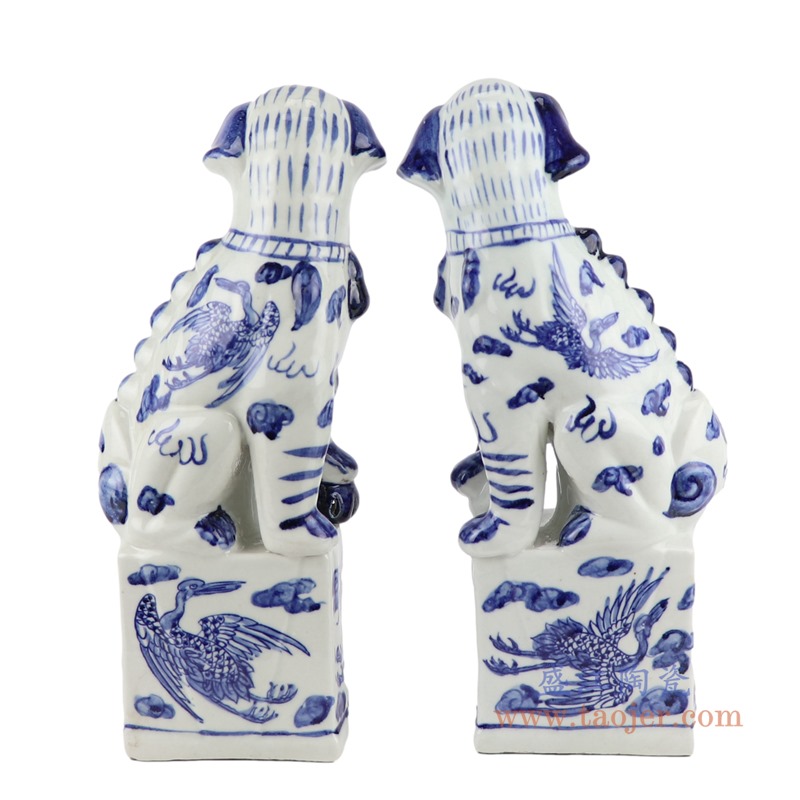仿古青花仙鹤纹狮子狗一对;产品编号：RZSC31 产品尺寸(单位cm): 高：36直径：14.5口径：底径：12重量：1.45KG