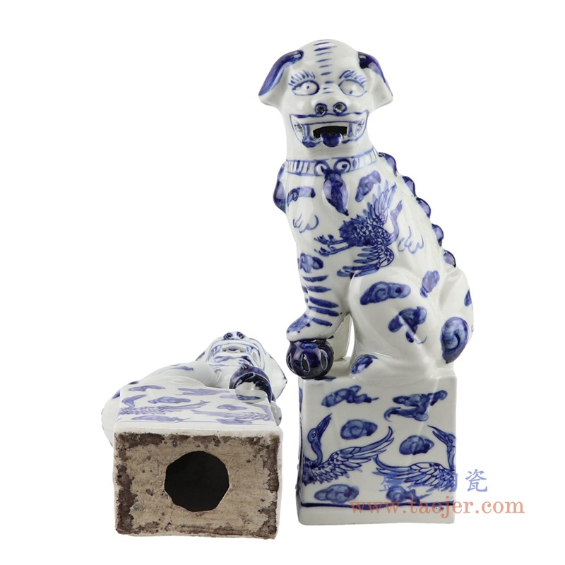 仿古青花仙鹤纹狮子狗一对;产品编号：RZSC31 产品尺寸(单位cm): 高：36直径：14.5口径：底径：12重量：1.45KG