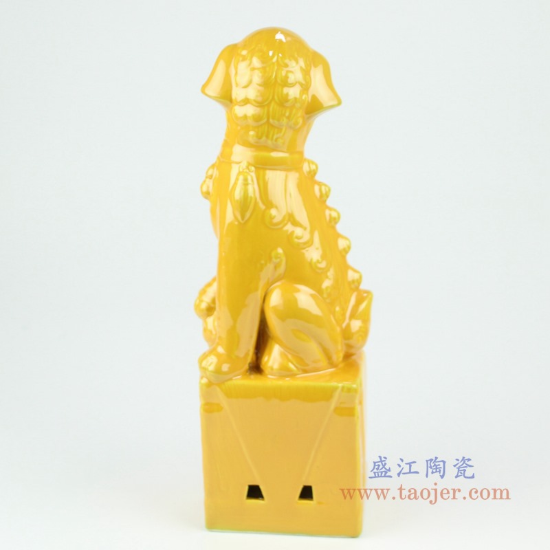 颜色釉黄色蹲坐狮子狗一对;产品编号：RZGB31-C       产品尺寸(单位cm):  高：27直径：10口径：底径：8.5重量：0.9KG