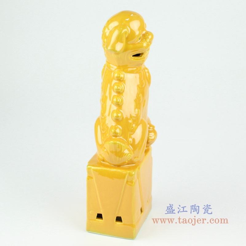 颜色釉黄色蹲坐狮子狗一对;产品编号：RZGB31-C       产品尺寸(单位cm):  高：27直径：10口径：底径：8.5重量：0.9KG