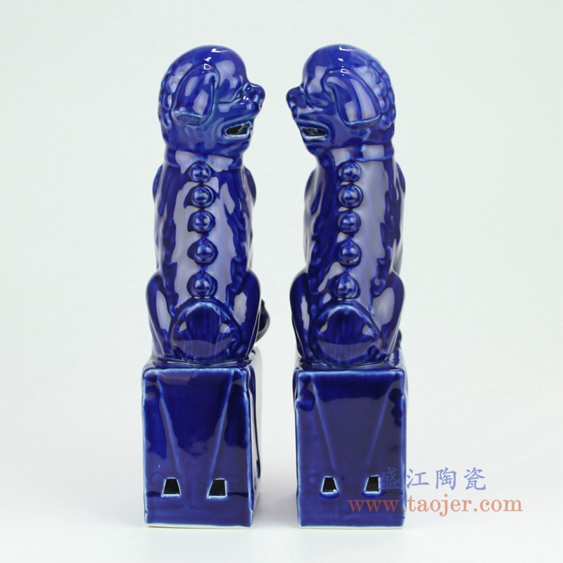 颜色釉祭蓝蓝色蹲坐狮子狗一对;产品编号：RZGB31-D       产品尺寸(单位cm):  高：27直径：10口径：底径：8.5重量：0.9KG