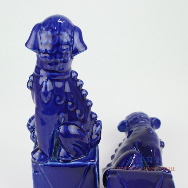 颜色釉祭蓝蓝色蹲坐狮子狗一对;产品编号：RZGB31-D       产品尺寸(单位cm):  高：27直径：10口径：底径：8.5重量：0.9KG