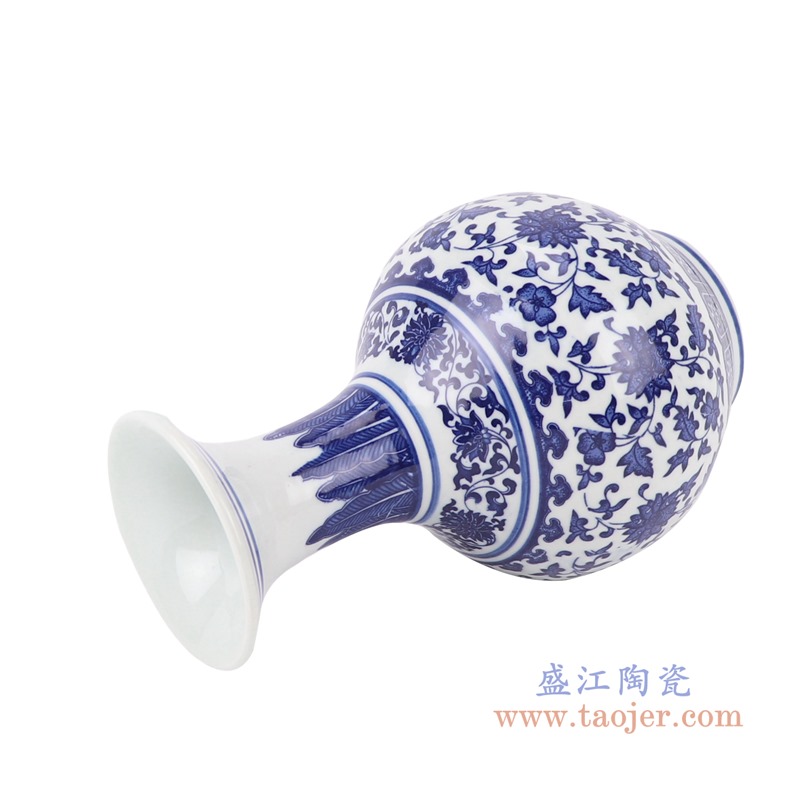 青花缠枝莲赏瓶小花瓶;产品编号：RZNV29       产品尺寸(单位cm):  高：22直径：13.6口径：底径：7.4重量：0.85KG